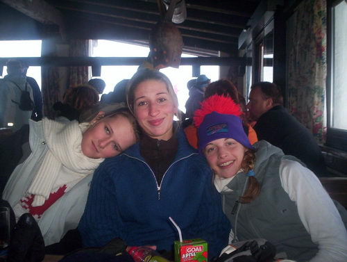 Hanna, Claudi und Sanny sind schon wieder runter von der Piste
