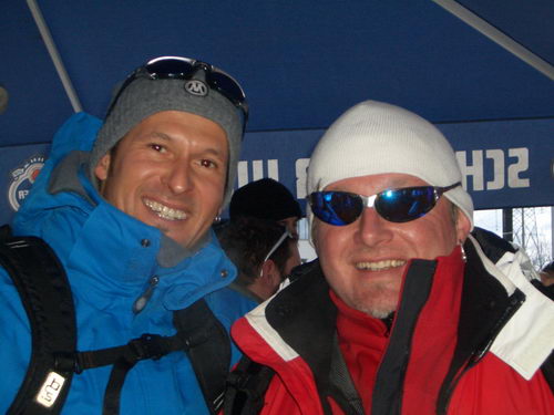 Mike will eine Erinnerungsfoto mit DJ 