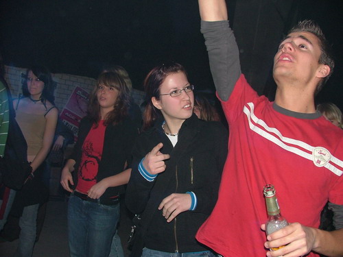Laura guckt Tonne unter die Achseln *lecka*
