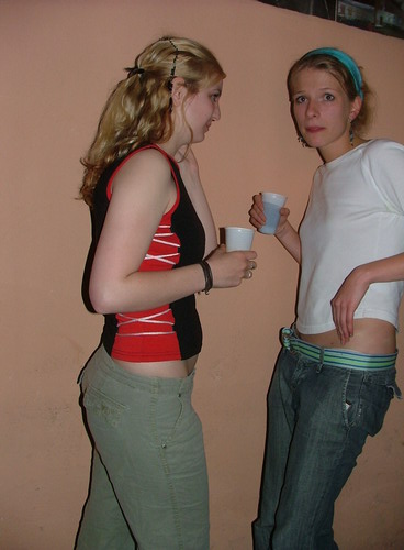 Yvonne und Tina trinken aus Bechern, Toll!