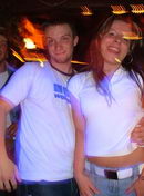 Marco und Antonia, mit der Hand fast unterm Shirt