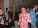 Che hat aber eine tolle Haarfarbe, passend zum Shirt